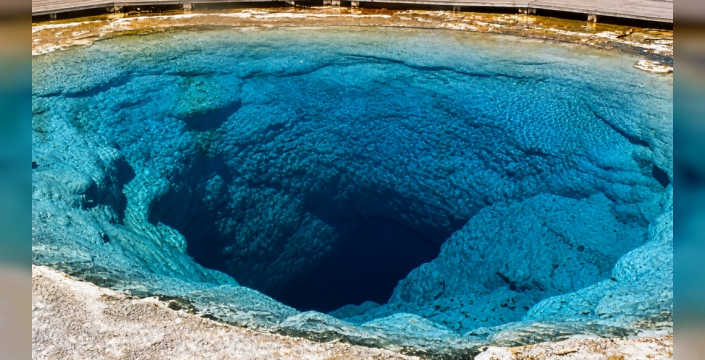 Yellowstone havuzunun rengi para ve çöp yüzünden değişti