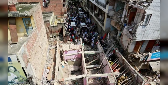 Yeni Delhi'de çok katlı bina çöktü, 2 ölü var