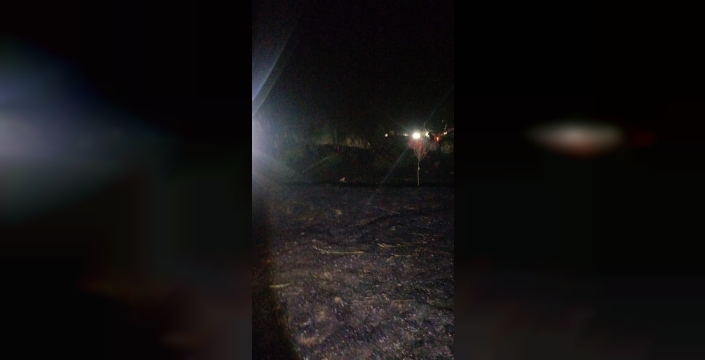 Yıldırım trafo direğini vurdu, makilik alan yandı