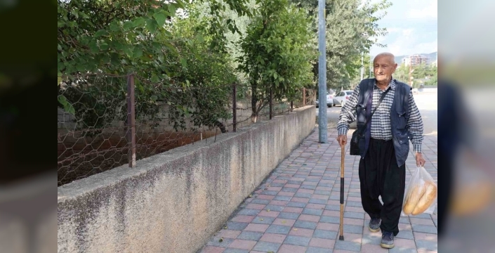 86 yaşındaki adam her gün 8 kilometre yürüyor