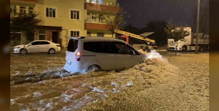 Adıyaman'da sağanak ulaşımı durdurdu