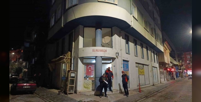 Afyonkarahisar'da çatlaklar nedeniyle 4 katlı bina boşaltıldı