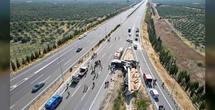 Akhisar'da trafik kazasında 11 kişi hayatını kaybetti