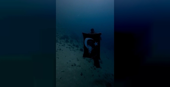 Akyaka'da iki dalgıç bayrağı su altında açtı
