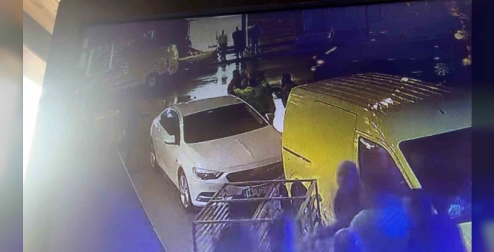 Alkollü sürücü polise kafa attı