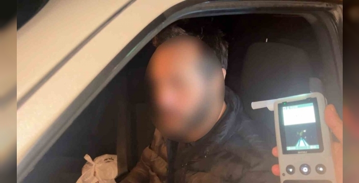 Alkolmetreye üflememek için direnen sürücüye polis anlattı