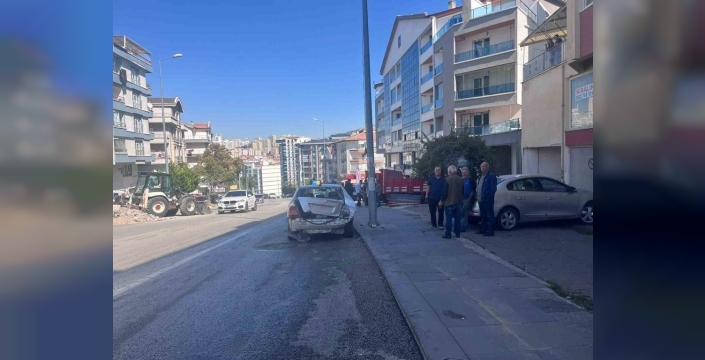 Ankara'da kamyonet, park halindeki 3 otomobile çarptı