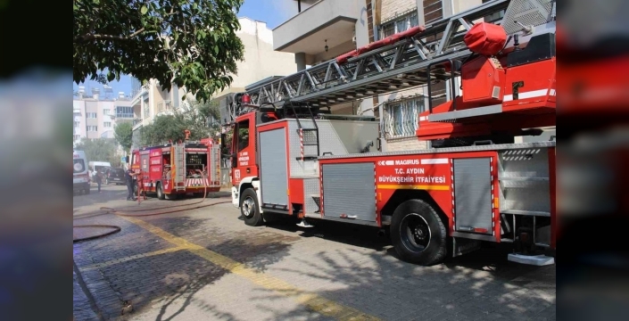 Apartman çatısında çıkan yangın söndürüldü