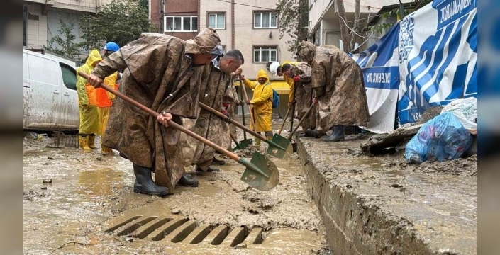 Ayazağa'da sel sonrası temizlik çalışmalarına jandarma destek verdi
