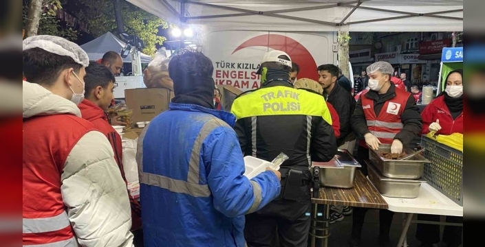 Ayazağa'da selzedelere yemek dağıtımı sürüyor