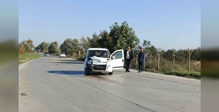 Bafra'da iki otomobil çarpıştı, 3 kişi yaralandı