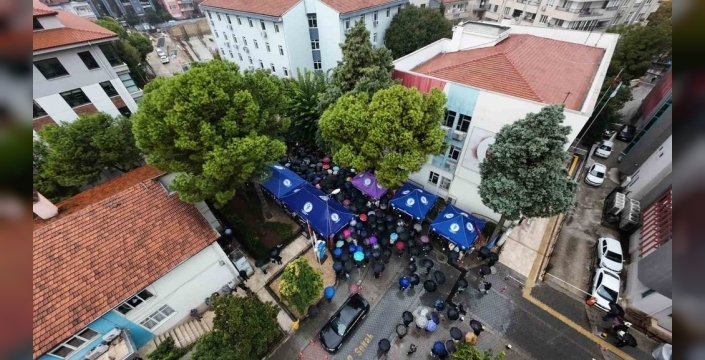 Başkan Doğan'a destek için yağmura rağmen toplandılar