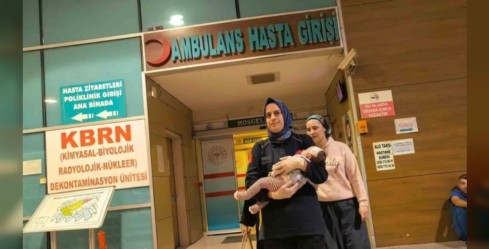 Bebek kanepeden düşüp beyin kanaması geçirdi