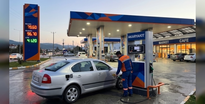 Benzin fiyatlarında gece yarısı 4,30 TL indirim yapıldı