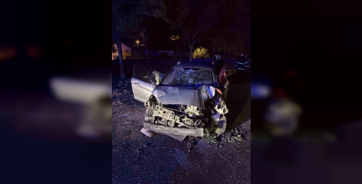 Bilecik'te otomobil bariyerlere çarptı: 5 yaralı