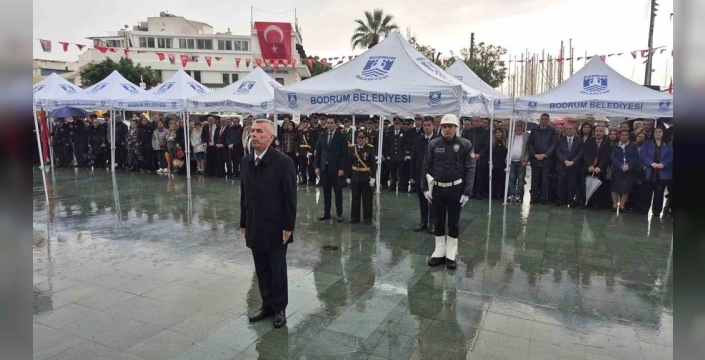 Bodrum'da 103. yıl coşkusu yağmur altında başladı