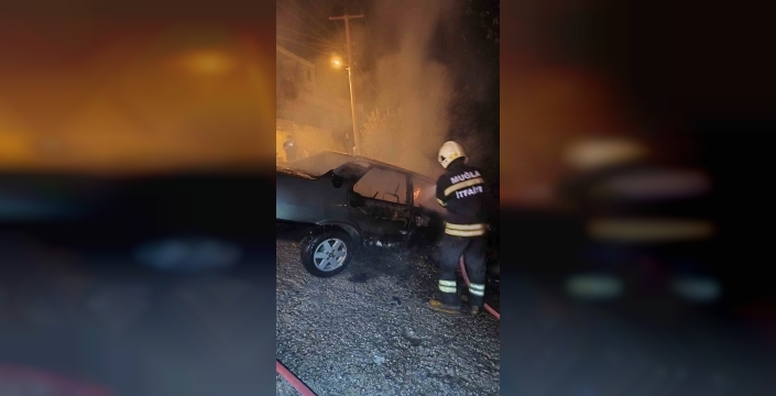 Bodrum'da kaza yapan otomobil alev aldı