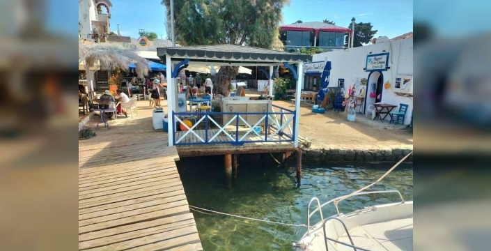 Bodrum'da mavi beyaz boyama çalışmaları sürüyor
