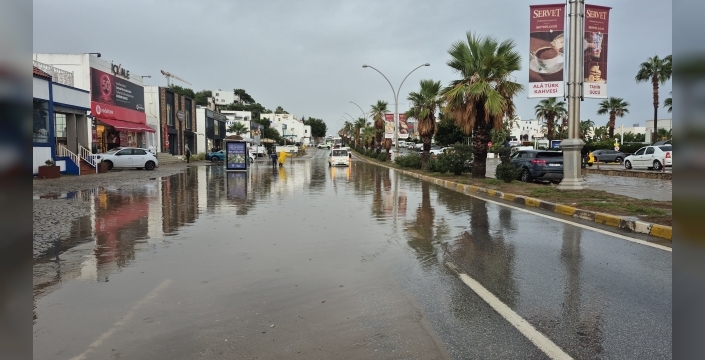 Bodrum'da yol göle döndü: Trafik durdu