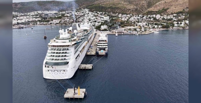 Bodrum Limanı, iki kruvaziyer gemisine ev sahipliği yaptı