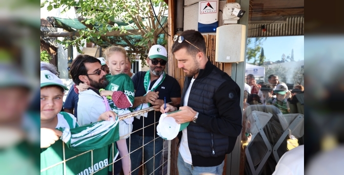 Bodrum sarı yaz festivali tarih yazdı: Oyuncular ve futbolculara yoğun ilgi