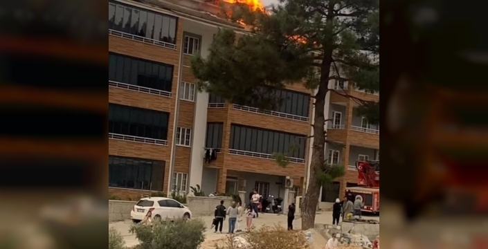 Buldan'da apartman çatısında yangın çıktı