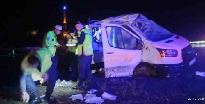 Buldan yönünden gelen araç Sarıgöl'de devrildi: 4 yaralı