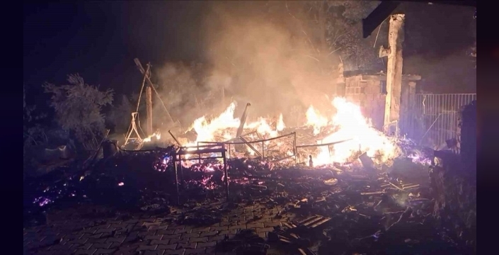 Bursa'da bungalov evi saran alevler ormana sıçramadan söndürüldü