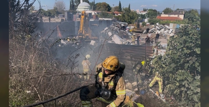 Bursa'da geri dönüşüm deposunda yangın çıktı