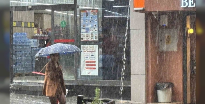 Bursa'da sağanak yağış etkili oldu, fırtına uyarısı yapıldı