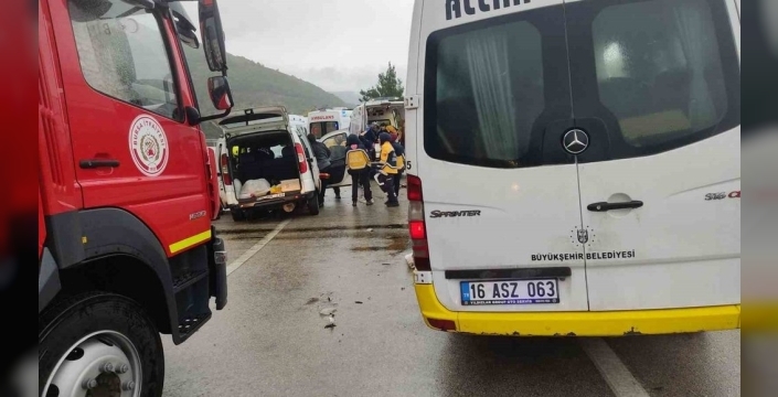 Bursa'da yolcu minibüsü ile otomobil çarpıştı, 1 ölü 10 yaralı