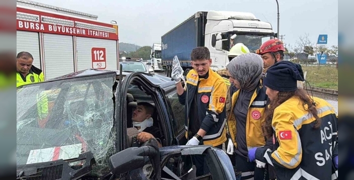 Bursa-Yalova yolunda kamyonetle otomobil çarpıştı: 2 yaralı