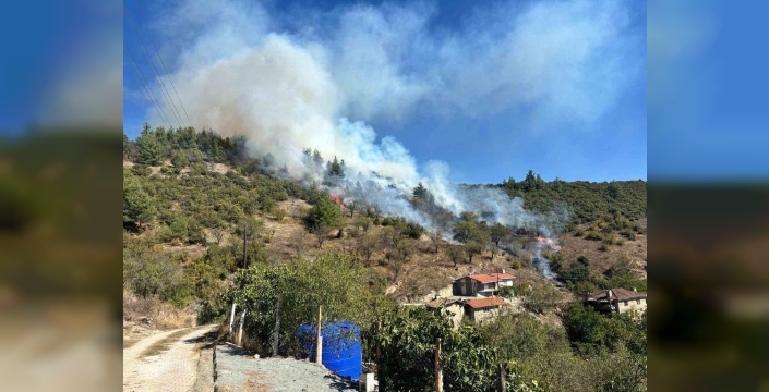 Büyükorhan'da orman yangınına müdahale sürüyor