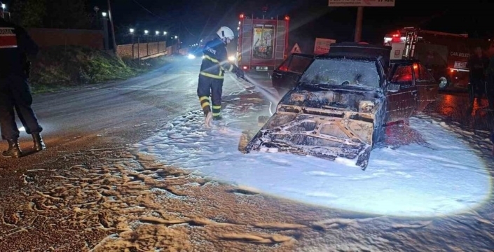 Çanakkale'de seyir halindeki otomobil alev aldı