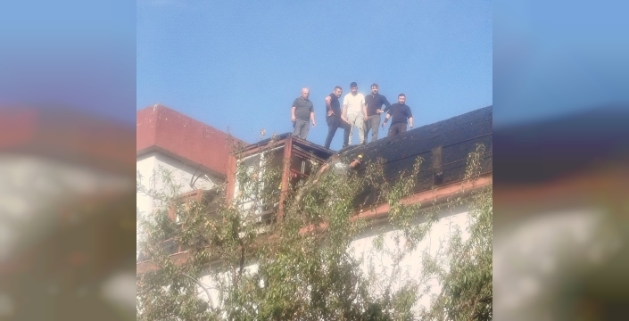 Çivril'de apartman çatısında izolasyon sırasında yangın çıktı