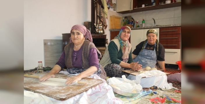 Çivril'de kadınlar imeceyle kışlık yufka hazırlıyor