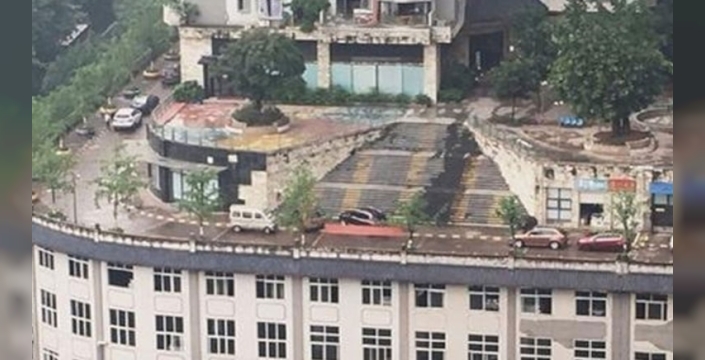 Çongçing'de bina çatısından otoyol geçti