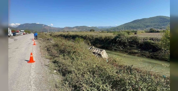 Dalaman'da ıslah çalışması yapan kamyon çaya uçtu