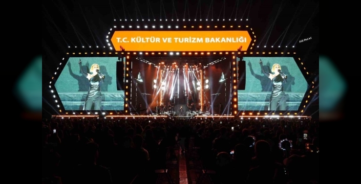 Derya Uluğ, İzmir Kültür Yolu Festivali'nde sahne aldı