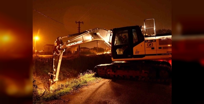 Düzce'de şiddetli yağış sonrası temizlik çalışmaları sürüyor