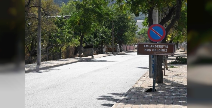 Emlakdere Mahallesi'nde yol sıcak asfaltla yenilendi