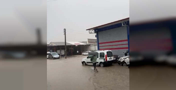 Fethiye'de sağanak ulaşımı aksattı, araç mahsur kaldı