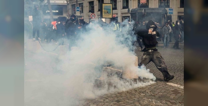 Fransa'daki protestolarda 1 kişi öldü, 1800 kişi gözaltına alındı