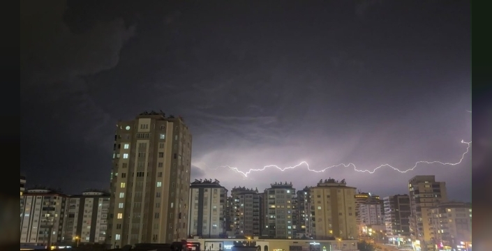 Gaziantep semaları şimşeklerle aydınlandı