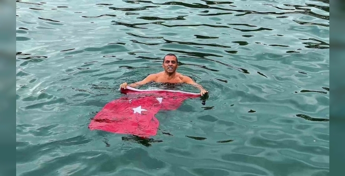 Gemlik'te Şahin Sevinç bayrakla denize girdi