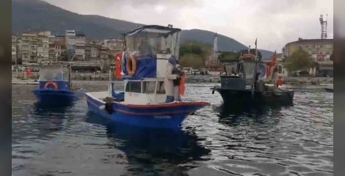 Gemlikli balıkçılar Cumhuriyet Bayramı'nı denizde kutladı