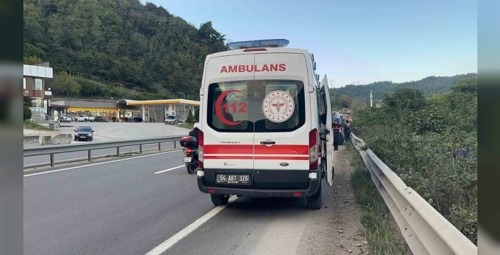 Geyve'de tuğla yüklü tır devrildi