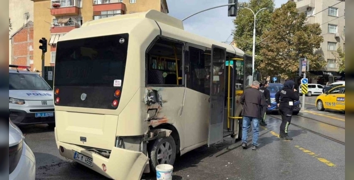 Güngören'de tramvay minibüse çarptı, 4 yaralı