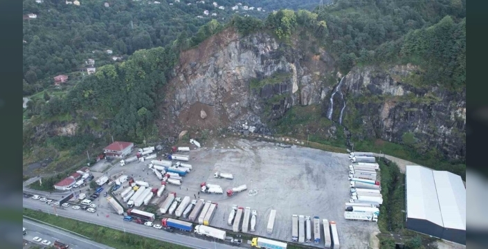 Hopa tır parkında heyelan: 1 ölü, 8 tır hasarlı