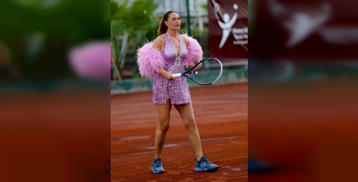 Hülya Avşar'ın tenis kıyafeti sosyal medyada gündem oldu